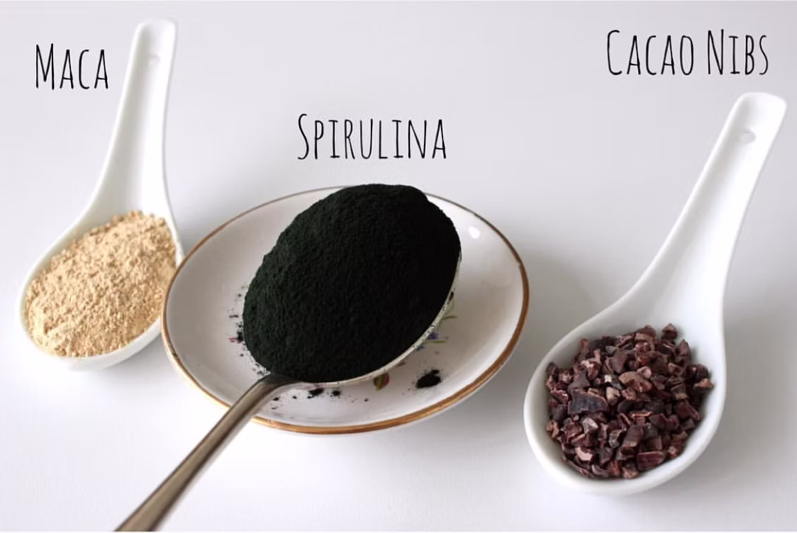 maca, spirulina ve kakao nibsler gösterilmiş