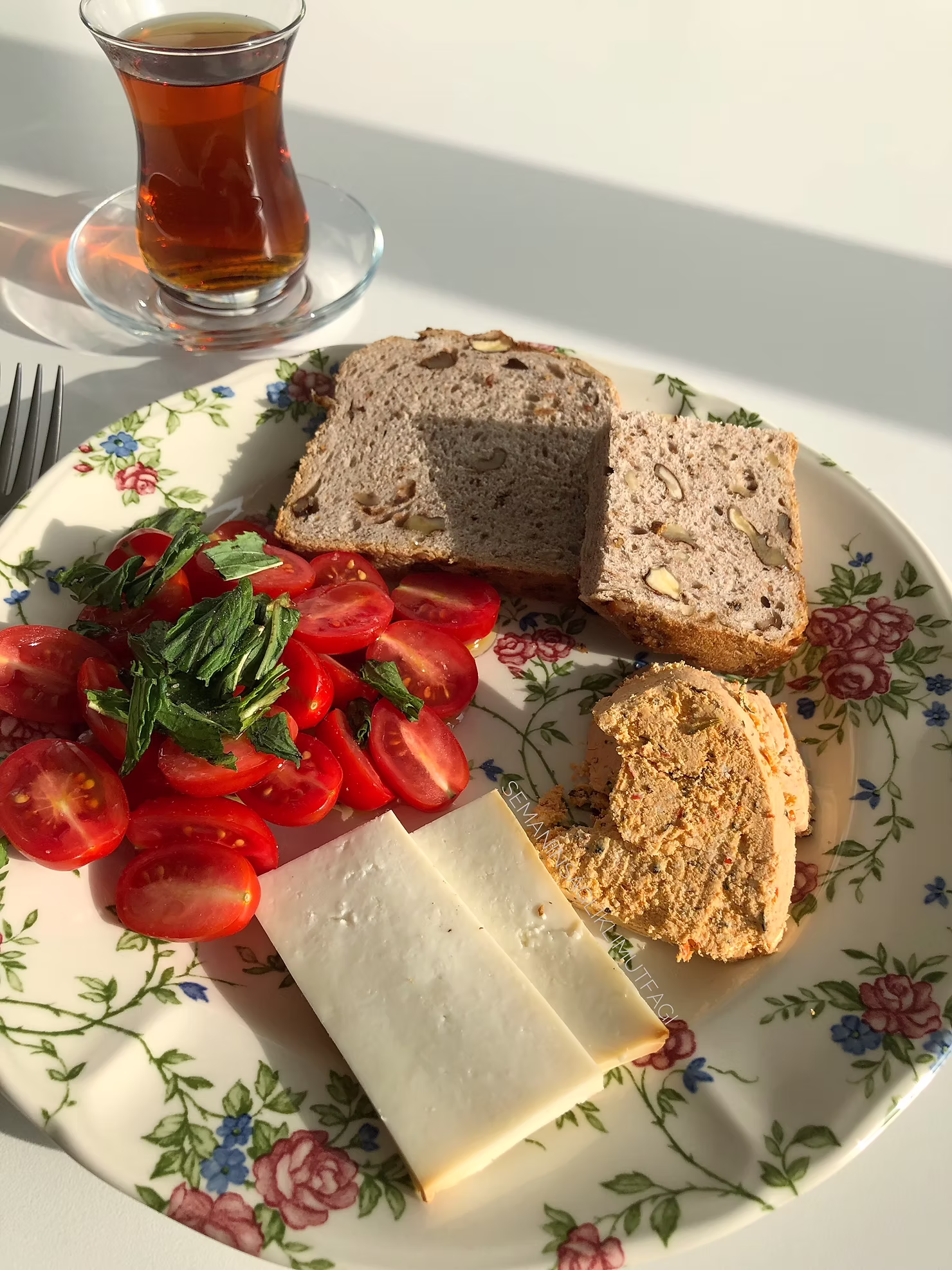 Glutensiz beslenme gerekli mi? Çay, glütensiz ekmekler ve söğüş halinde doğranmış domatesler