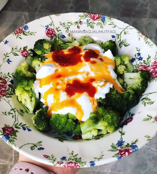 Sağlıklı beslenmek zor mu? brokoli, yoğurt ve yağlı sos