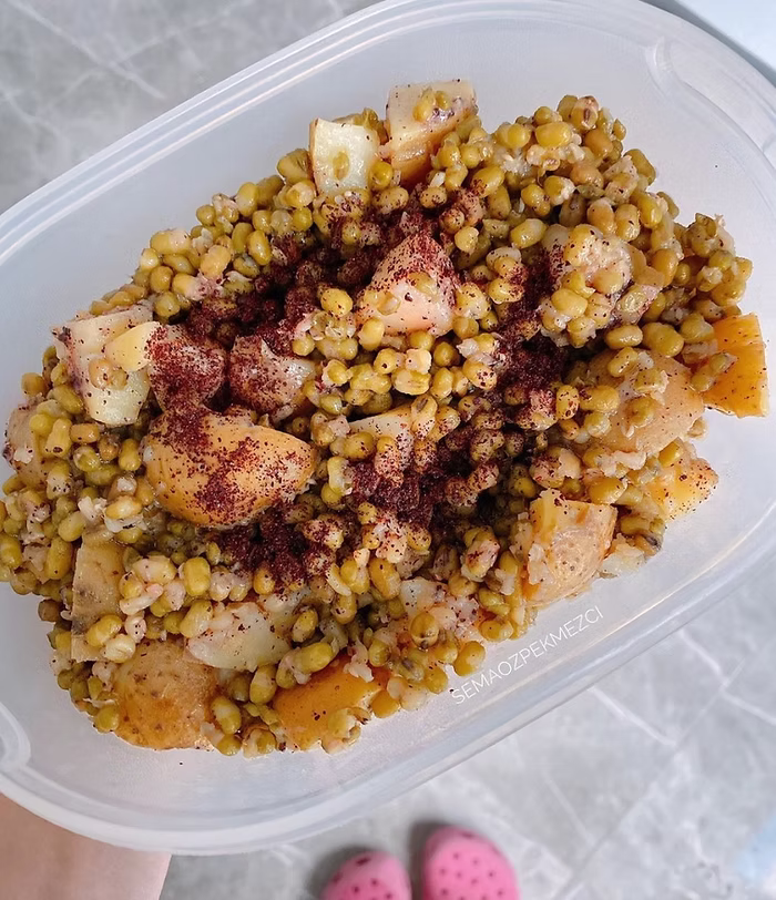maş fasulyeli salata üzerinde sumak ile