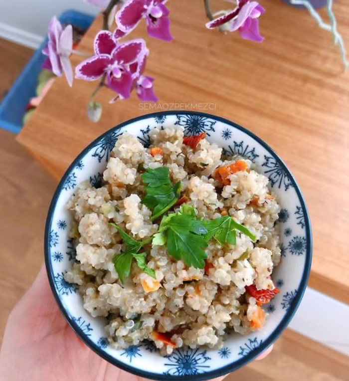 kinoalı sebze pilavı Sema Özpekmezci kinoalı sebze pilavı