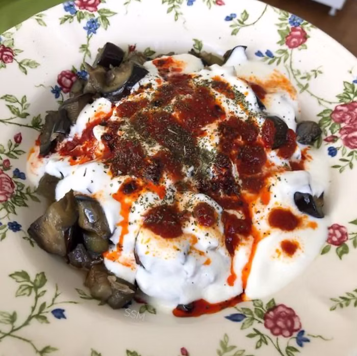 patlıcan mantı yoğurt ve salçalı sos ile
