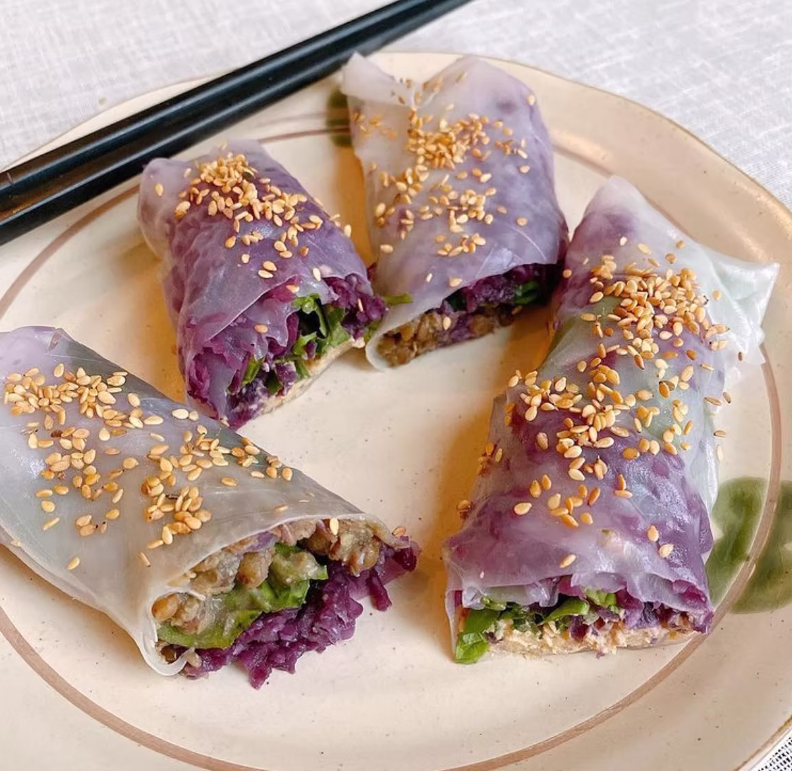 pirinç yufkasına sarılı gökkuşağı ve chopstickler