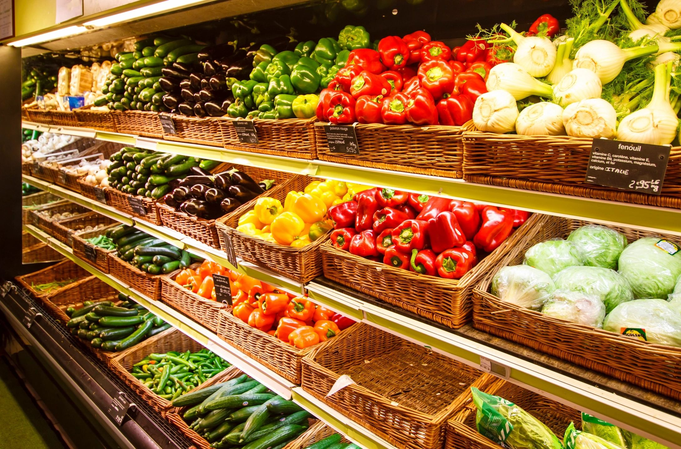 Markette bulunan bir doğal sebzeler tezgahı